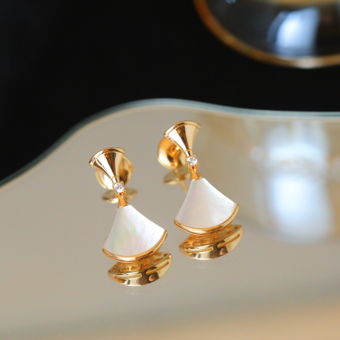 Bulgari Diva's DREAM Earrings Rose Gold With Mother-of-pearl and